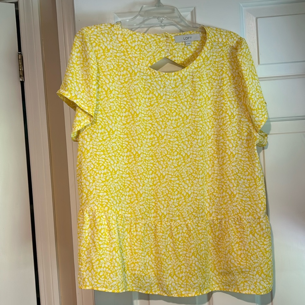 LOFT short sleeve, peplum hem top, sz XL yellow and white